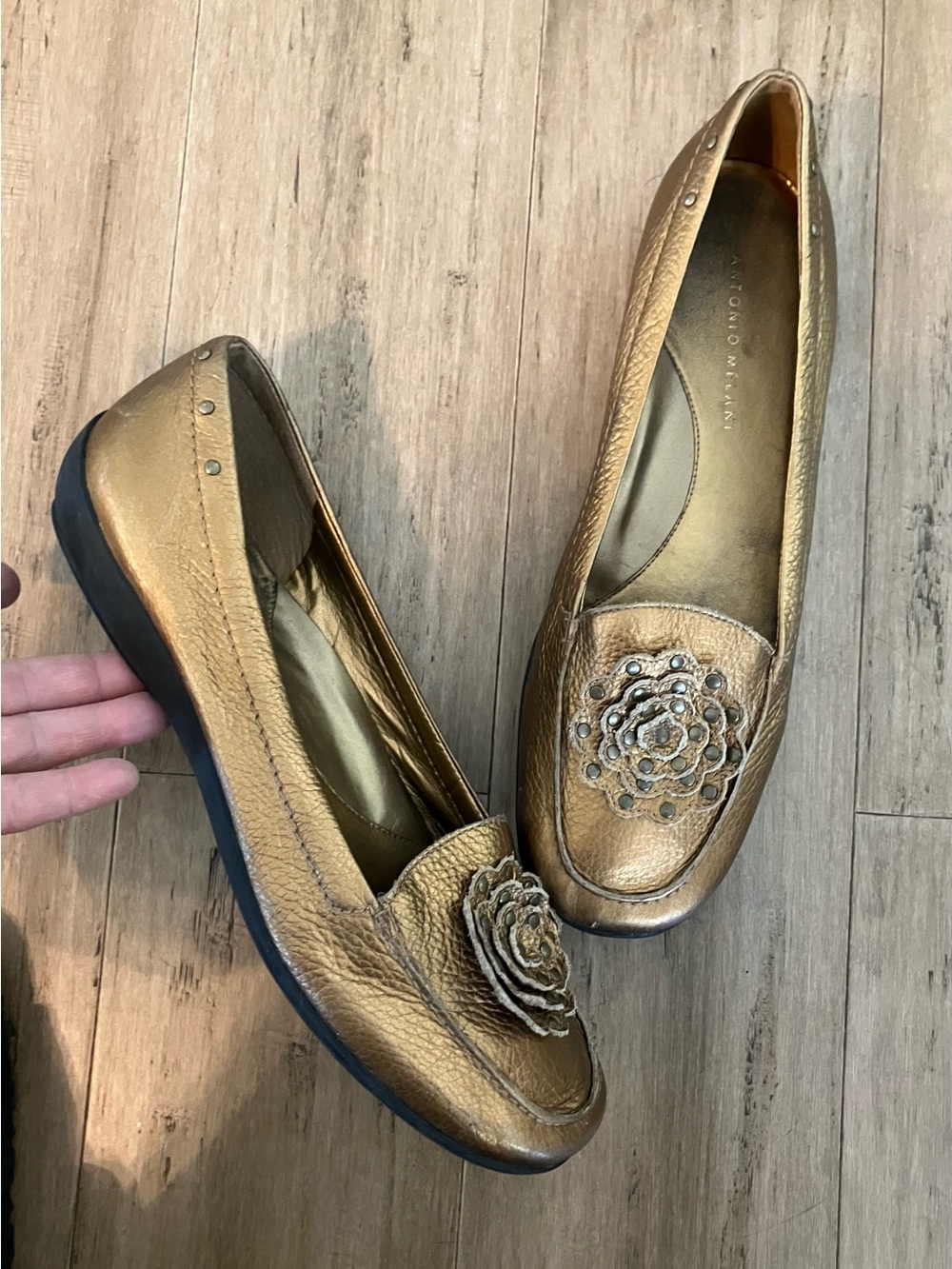 Antonio Melani gold quality leather women’s flat ballet shoes. Rivet detail. 9.5